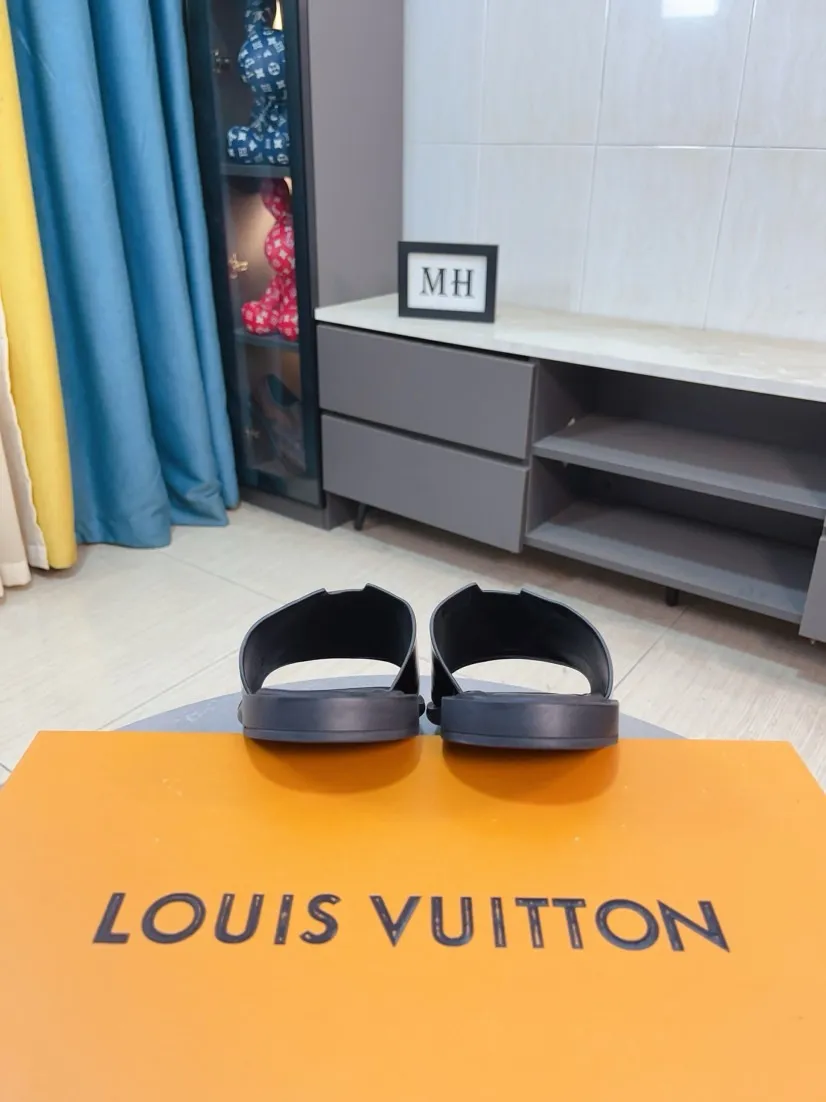 Men's men's shoes 💰360🌸🌸LV medium men's spring and summer slippers counter synchronization. The uppers are imported from Italy with open edge beads and color-changing logo graphics. High-quality craftsmanship. Soles: Original soles specially provided by the original factory. Exclusive molded soles are super comfortable. Original factory single goods. 🔍🔍High quality. You can enter and exit the counter at will. Welcome to compare. Size 38-45
